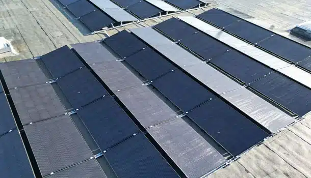 Solaranlage auf der vermieteten Dachfläche einer Gewerbeimmobilie.
